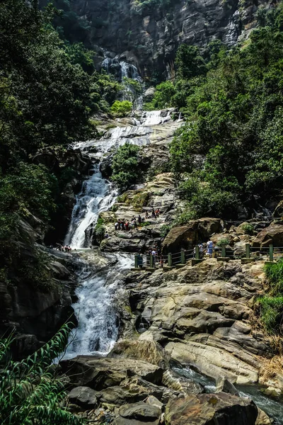 Wodospad Ravana Sri Lanka Zatłoczone Turystyczne Miejsce Zwane Ravana Spada — Zdjęcie stockowe