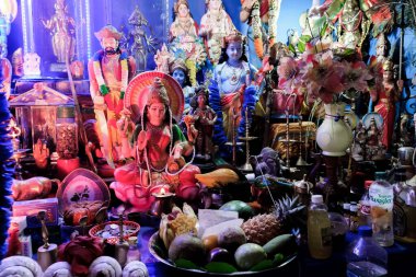 Kandy / Sri Lanka - 2019: Kandy, Sri Lanka 'daki kutsal bir dişin tapınağındaki bağış kutusu. Meyve ve para sunan tapınak ziyaretçilerden. Geleneksel ibadet töreni.