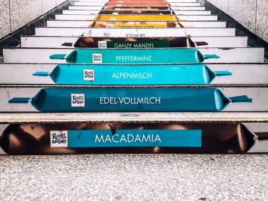 Köln / Almanya - 2018: Bir Köln tren istasyonunda yaratıcı Rittersport çikolatalı merdiven reklamı. Alman yeraltı toplu taşımacılığında boyanmış basamakların eşsiz tasarımı. Ritter Spor Reklamı.
