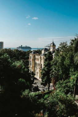 İspanya 'daki güzel Malaga Belediye Binası' nın hava manzarasını kapatın. Ünlü bir bakış açısı ve bir şatoya benzeyen turistik bir yer. Güneşli bir gün, arkadaki mavi gökyüzü, yukarıdan kasaba manzarası.