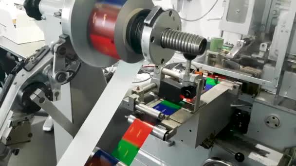 德国科隆 2017 机器在德国的一家巧克力工厂上印刷彩色糖果包装纸 巧克力生产和包装的室内工艺 — 图库视频影像