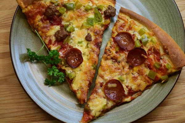 Pedaços Pizza Deliciosa Com Salsicha Estão Prato Foco Seletivo Bokeh — Fotografia de Stock