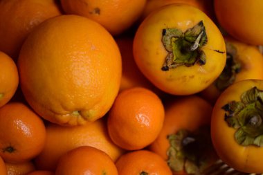 Turuncu meyveler yakın plan. Portakal, mandalina ve hurma..