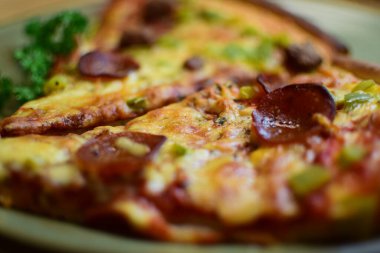 Sosisli lezzetli pizza parçaları. Seçici odaklanma, bokeh