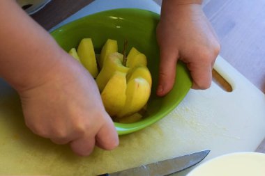 Elma özel bir bıçakla dilimlenmiş.