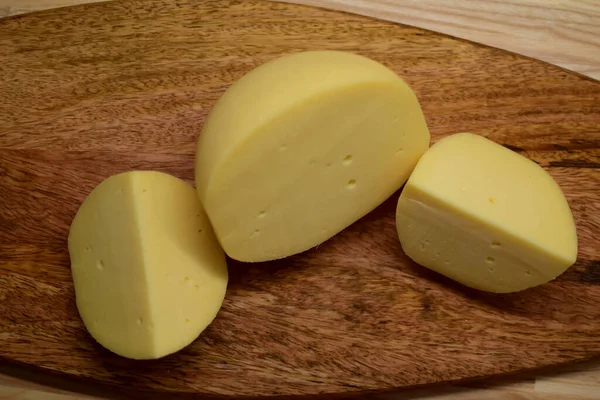 Queso Amarillo Edam Encuentra Una Tabla Madera — Foto de Stock