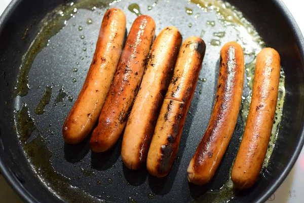 Las Salchichas Fritas Momento Cocción Cacerola Efecto Neblina Debido Vapor —  Fotos de Stock