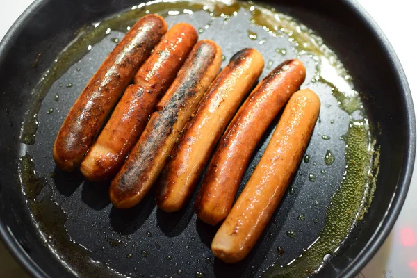 Las Salchichas Fritas Momento Cocción Cacerola Efecto Neblina Debido Vapor —  Fotos de Stock