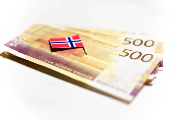 500挪威克朗钞票和挪威国旗 白种人背景的钱 — 图库照片