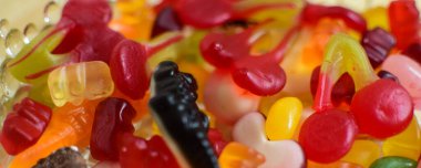 Çeşitli şekillerde çok renkli çiğneme reçeli. Doku, arkaplan.