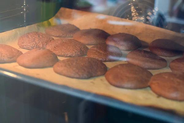 Ψήσιμο Κανέλας Μελόψωμο Μπισκότα Μελόψωμο Ταψί Στο Φούρνο — Φωτογραφία Αρχείου