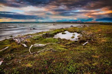 Göldeki bulutlar. Putorana Parkı..
