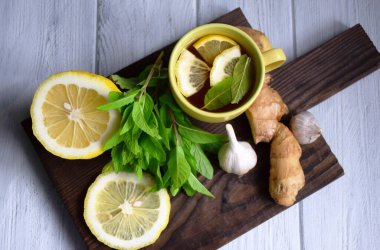 Alternatif soğuk algınlığı ve bir bardak sıcak limon çayı ile grip ilacı.