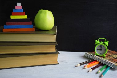 Tahta, kitap ve kırtasiye ile eğitim kavramı