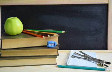 Tahta, kitap ve kırtasiye ile eğitim kavramı