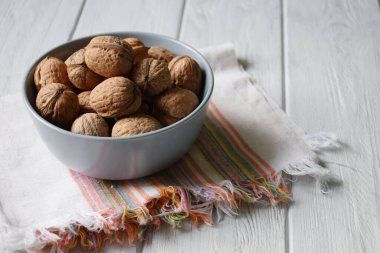 Ahşap arka planda bir tabakta ceviz