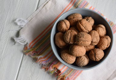 Ahşap bir arka planda peçetede ceviz