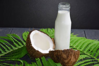 Hindistan cevizi sütü ve kıyılmış hindistan cevizi.