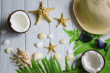 Beyaz ahşap arka planda plaj aksesuarları.