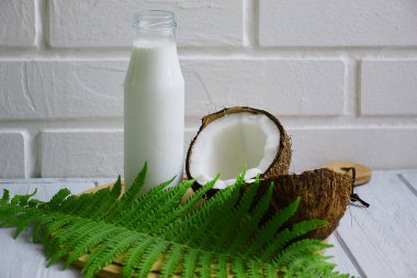 Hindistan cevizi sütü ve kıyılmış hindistan cevizi.