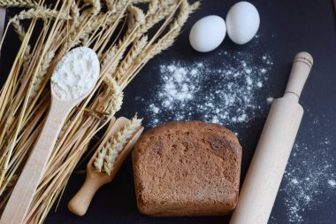 Taze çavdar ekmeği, yemek malzemeleri, üst manzara.