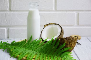 Hindistan cevizi sütü ve kıyılmış hindistan cevizi.