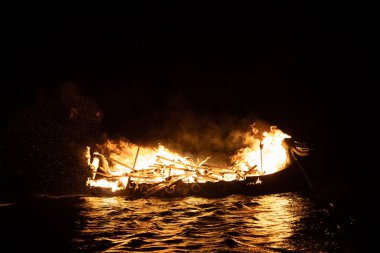 Helly AA Shetland 'da Viking uzun gemisi yanıyor