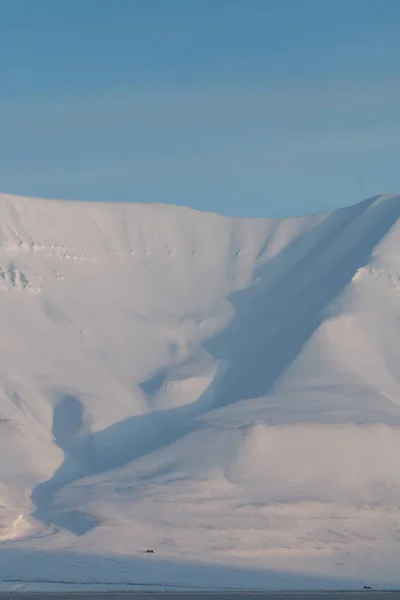 北極の龍年円からのスヴァールバル山脈 — ストック写真