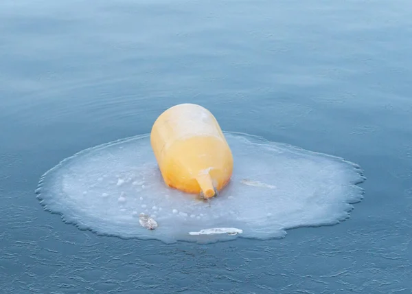 凍った氷の島に囲まれたブイ — ストック写真