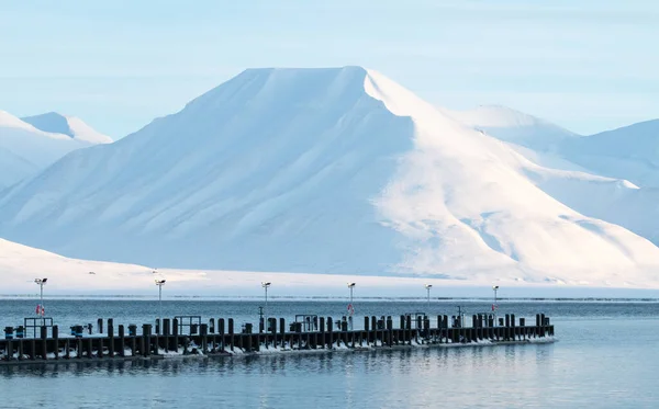 Cais Svalbard Com Montanhas Fundo — Fotografia de Stock