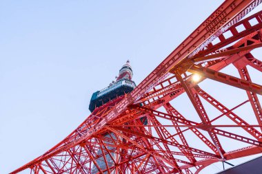 Tokyo Kulesi, önemli bir turistik Kanto bölgesi, Tokyo, Japonya. Alttan arıyorsunuz