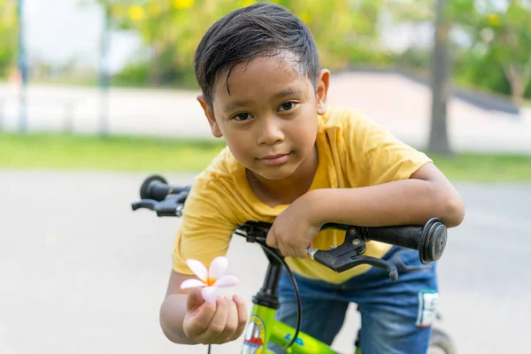 Asiatischer Junge Reitet Fahrrad Öffentlichen Park — Stockfoto