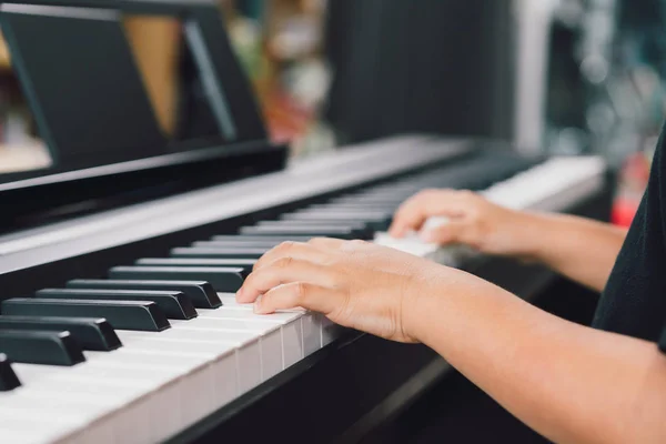 Asiatiska Pojkar Spelar Piano — Stockfoto