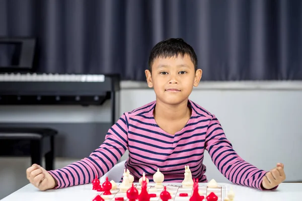 Jovem Menino Asiático Jogando Xadrez Quarto — Fotografia de Stock