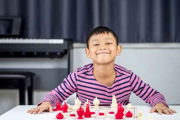 Junge Asiatische Junge Spielen Schach Die Zimmer — Stockfoto
