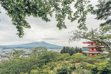 Chureito Pagoda ve Mt. Fuji yaz aylarında. Fujiyoshida, Japonya