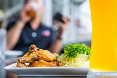 Soslar ve sebze daldırma ile kızarmış tavuk kanadı