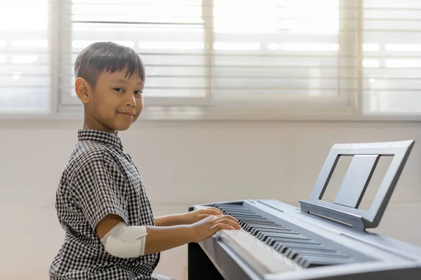 Asiático Chicos Las Manos Heridas Tocando Piano Aprendizaje Piano — Foto de Stock