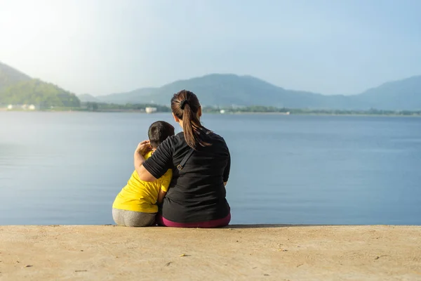 Mães Crianças Sentam Reservatório Bang Phra Pôr Sol — Fotografia de Stock