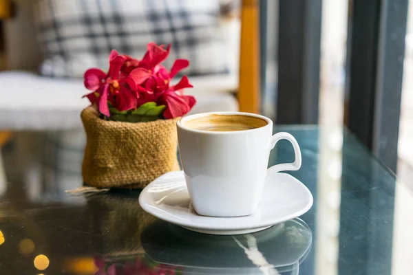 Beyaz Kahve Fincanı Tablo Bulanık Çiçek — Stok fotoğraf