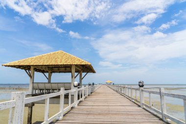 mavi gökyüzü açık bakış açısı tahta köprüden denize uzanan ile