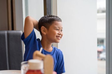 Bir restoranda yemek yeme pencere Sevimli Asya çocuk koltuğu