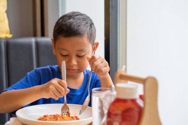 Bir restoranda yemek yeme pencere Sevimli Asya çocuk koltuğu