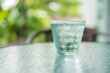 Cam masa niteliğine taze içecek su yakından arka plan bulanıklık