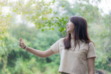 teen kız şelale ayakta