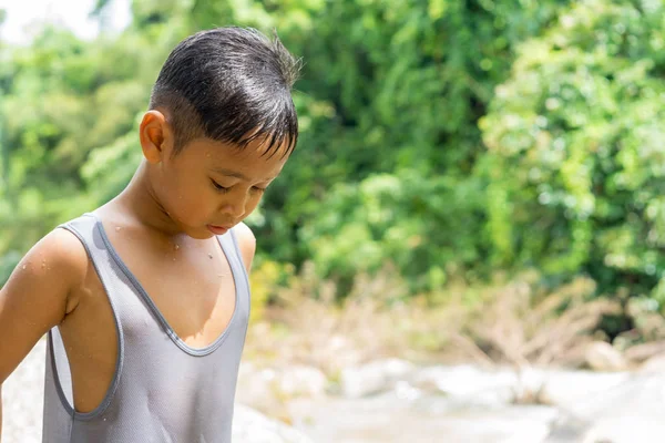 Crianças Menino Brincando Perto Cachoeira — Fotografia de Stock