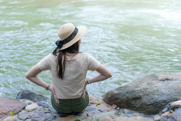 şelale oturan genç kız