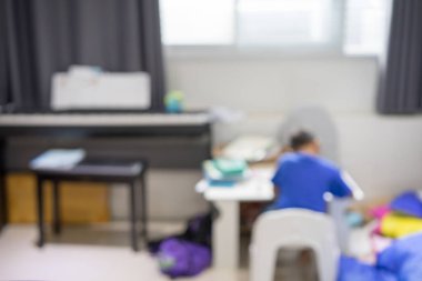 Oğlan olun ev ödevi oturuyor oda bulanıklık