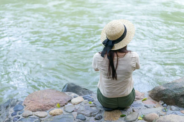 şelale oturan genç kız