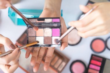 Grup kızlar makyaj fırça ve Palet Makyaj, güzellik kavramı için tutan eller